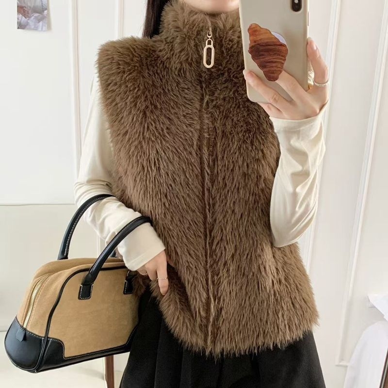 Kapuljačasti prsluk od umjetnog norkinog krzna, V-izrez, zip zatvaranje, udoban širok kroj, duljina 50–65 cm