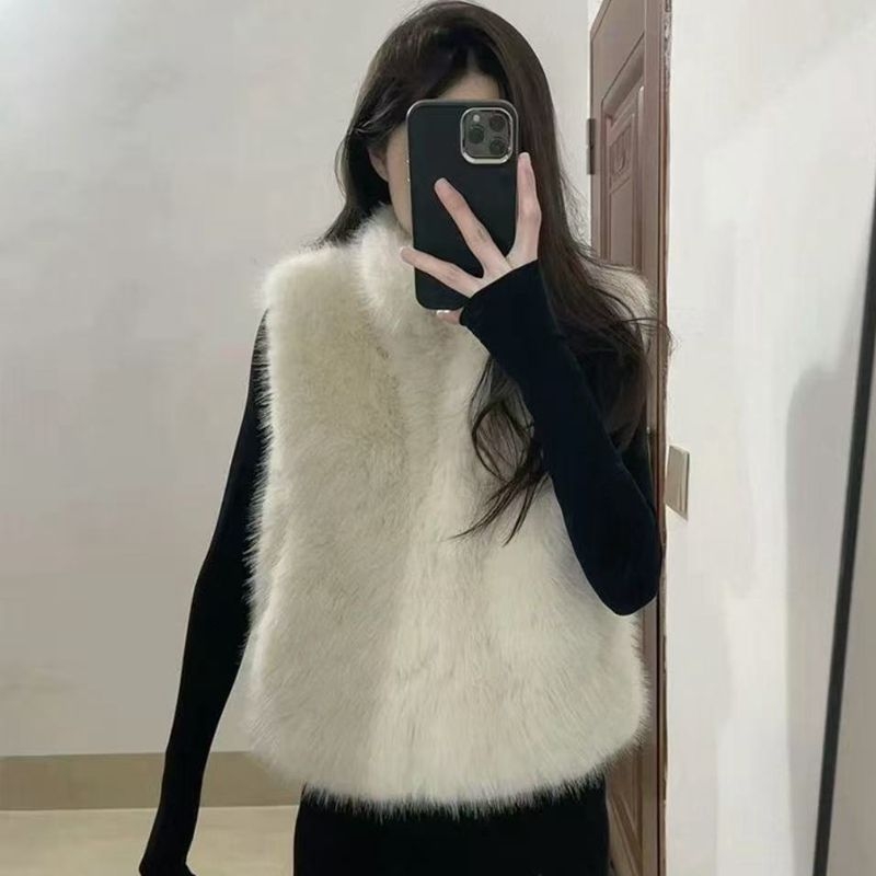 Kapuljačasti prsluk od umjetnog norkinog krzna, V-izrez, zip zatvaranje, udoban širok kroj, duljina 50–65 cm