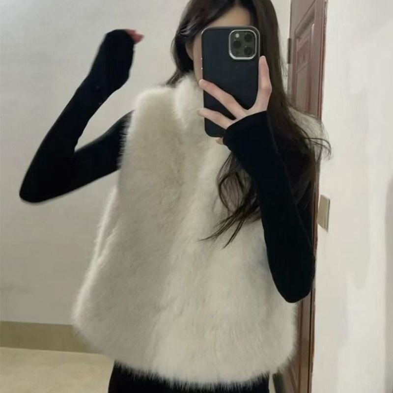 Kapuljačasti prsluk od umjetnog norkinog krzna, V-izrez, zip zatvaranje, udoban širok kroj, duljina 50–65 cm