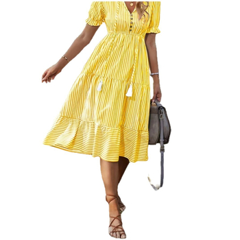 Rochie în dungi cu decolteu în V, talie elastică, mâneci scurte cu croi lampă, stil prințesă cu tiv evazat