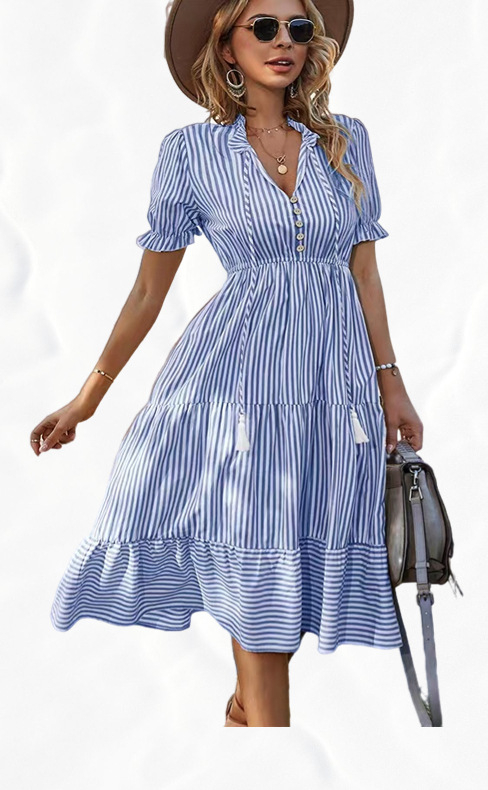 Rochie în dungi cu decolteu în V, talie elastică, mâneci scurte cu croi lampă, stil prințesă cu tiv evazat