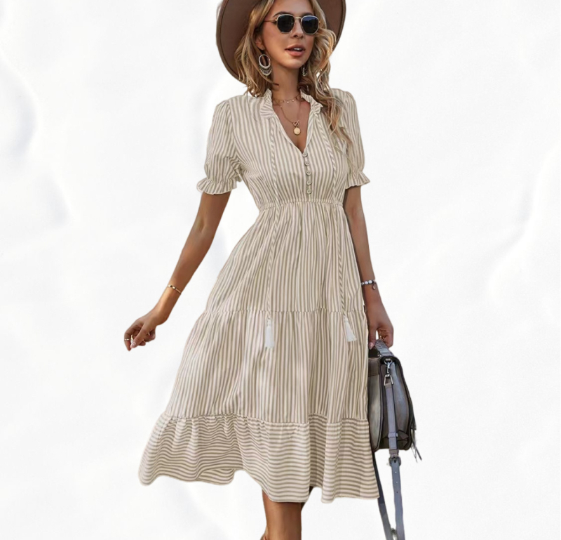 Rochie în dungi cu decolteu în V, talie elastică, mâneci scurte cu croi lampă, stil prințesă cu tiv evazat