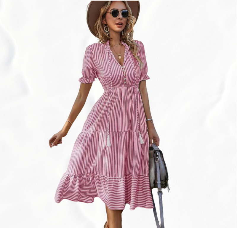 Rochie în dungi cu decolteu în V, talie elastică, mâneci scurte cu croi lampă, stil prințesă cu tiv evazat