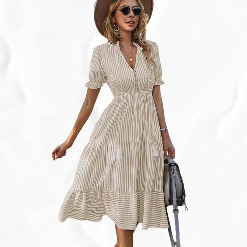 Rochie în dungi cu decolteu în V, talie elastică, mâneci scurte cu croi lampă, stil prințesă cu tiv evazat