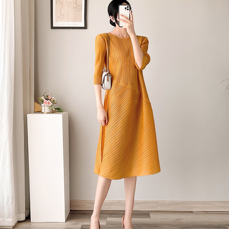 Rochie midi în linie A, poliester, talie înaltă, guler rotund, mâneci jumătate