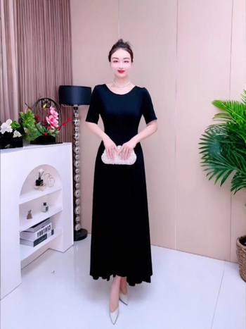 Rochie din linie A, decolteu în V, mâneci scurte, lungime midi, material poliester