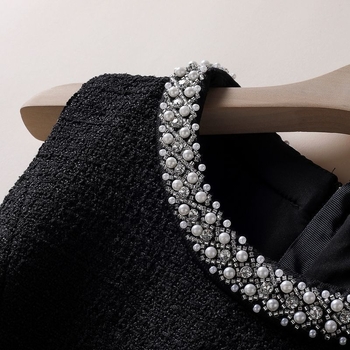 Rochie din tweed cu vestă decorată cu mărgele, gât rotund, fără mâneci, talie medie, primăvara 2025