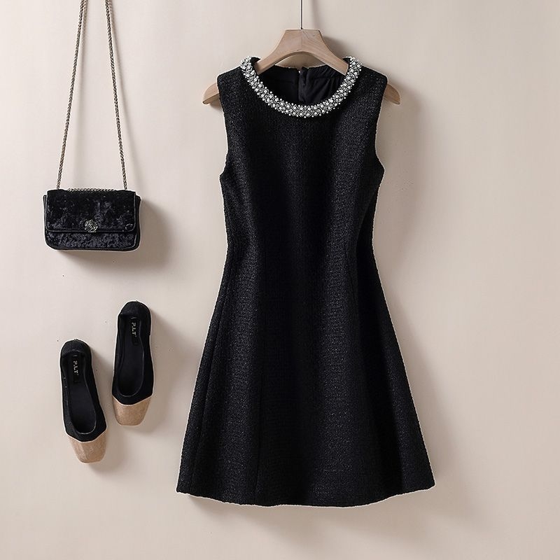 Rochie din tweed cu vestă decorată cu mărgele, gât rotund, fără mâneci, talie medie, primăvara 2025