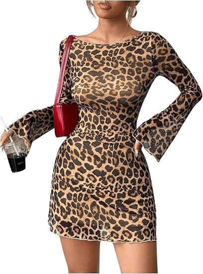 Haljina s leopard printom i mrežastim materijalom, otvorena leđa, dugi rukavi, A-linijski kroj