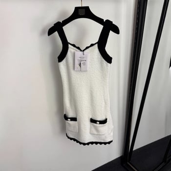 Rochie tricotată cu bretele, model bloc de culori, material dominat de mătase, decolteu în V, fără mâneci, talie elastică