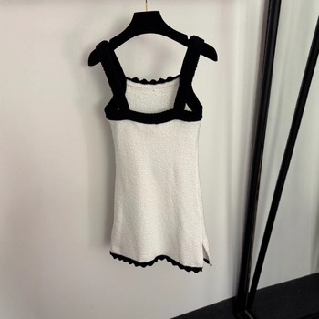 Rochie tricotată cu bretele, model bloc de culori, material dominat de mătase, decolteu în V, fără mâneci, talie elastică