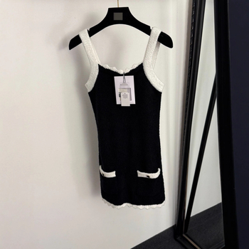 Rochie tricotată cu bretele, model bloc de culori, material dominat de mătase, decolteu în V, fără mâneci, talie elastică