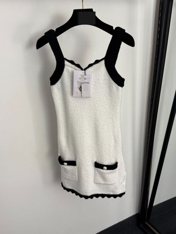 Rochie tricotată cu bretele, model bloc de culori, material dominat de mătase, decolteu în V, fără mâneci, talie elastică