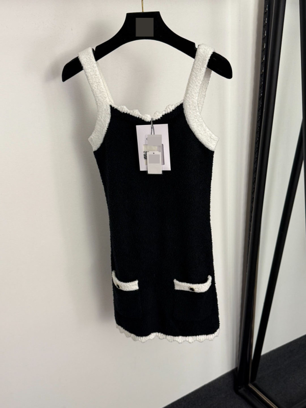 Rochie tricotată cu bretele, model bloc de culori, material dominat de mătase, decolteu în V, fără mâneci, talie elastică