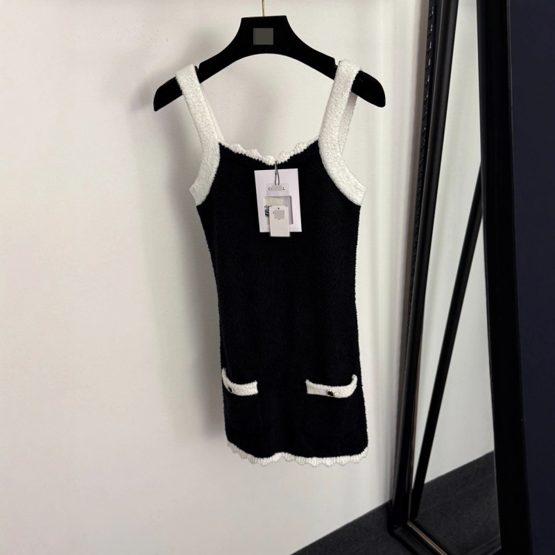 Rochie tricotată cu bretele, model bloc de culori, material dominat de mătase, decolteu în V, fără mâneci, talie elastică