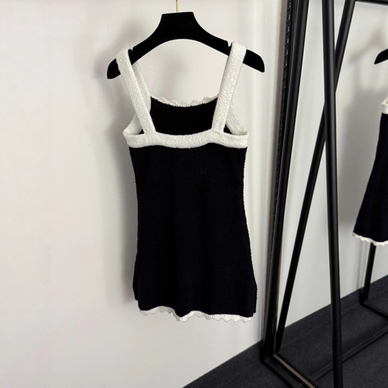 Rochie tricotată cu bretele, model bloc de culori, material dominat de mătase, decolteu în V, fără mâneci, talie elastică