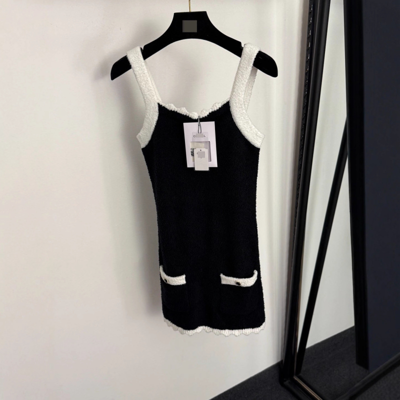 Rochie tricotată cu bretele, model bloc de culori, material dominat de mătase, decolteu în V, fără mâneci, talie elastică