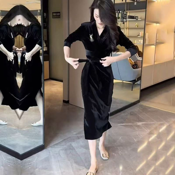 Rochie solidă din poliester-spandex, decolteu în V, mâneci lungi, lungime midi.