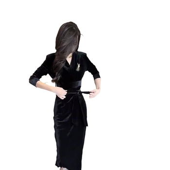 Rochie solidă din poliester-spandex, decolteu în V, mâneci lungi, lungime midi.