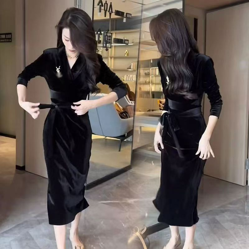 Rochie solidă din poliester-spandex, decolteu în V, mâneci lungi, lungime midi.
