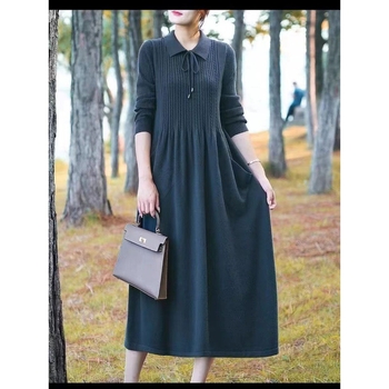 Rochie midi tricotată din viscose, croială A-line, guler polo, mâneci lungi, talie lejeră, stil pull-over
