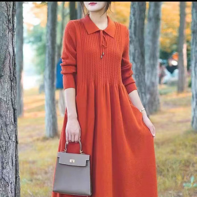 Rochie midi tricotată din viscose, croială A-line, guler polo, mâneci lungi, talie lejeră, stil pull-over