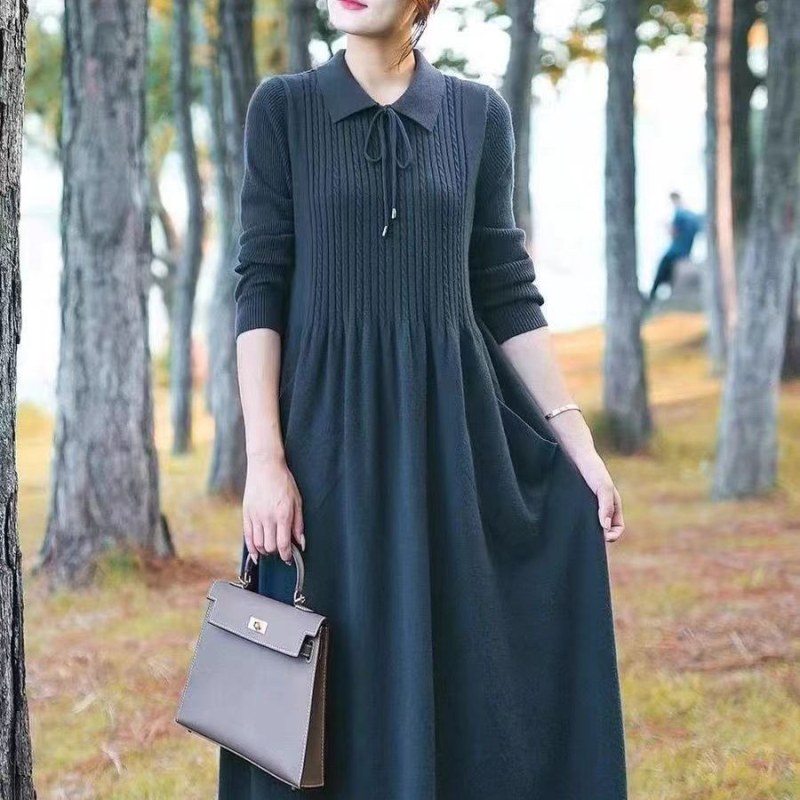 Rochie midi tricotată din viscose, croială A-line, guler polo, mâneci lungi, talie lejeră, stil pull-over