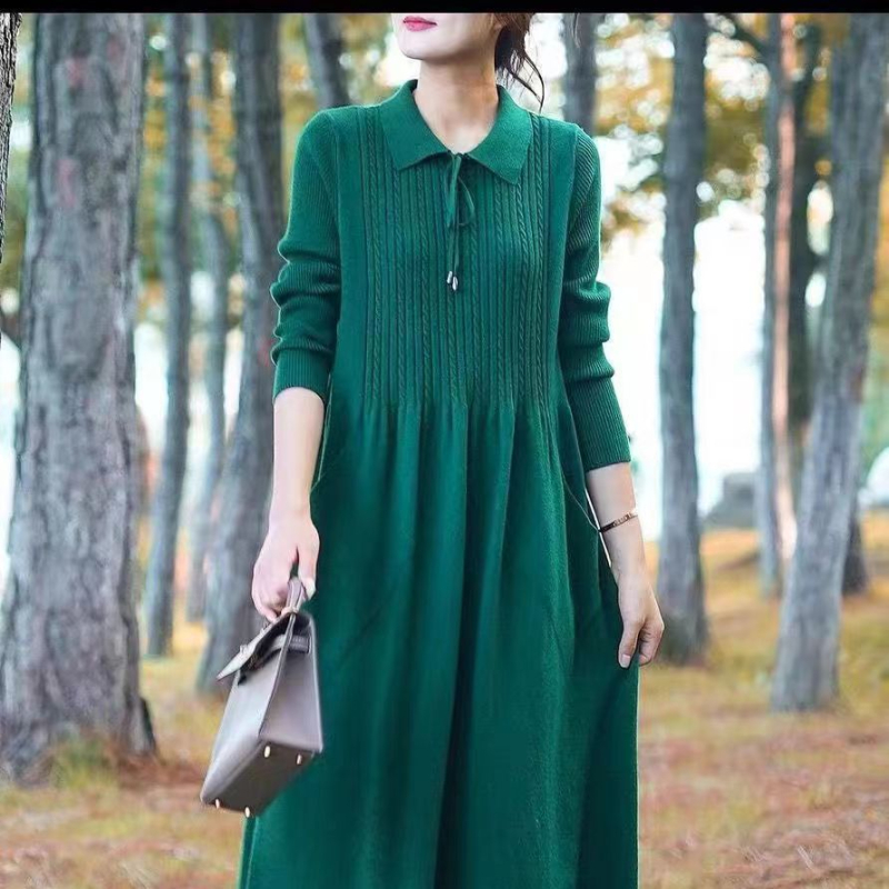 Rochie midi tricotată din viscose, croială A-line, guler polo, mâneci lungi, talie lejeră, stil pull-over