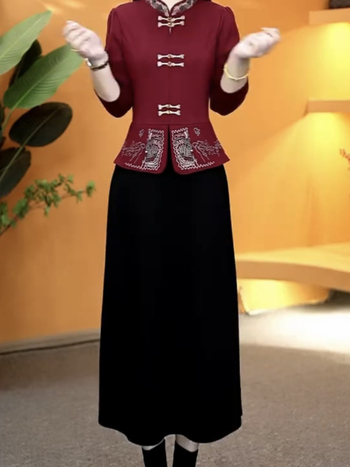 Rochie brodată, stil elegant, aspect de două piese fals, primăvara 2025, lungime midi