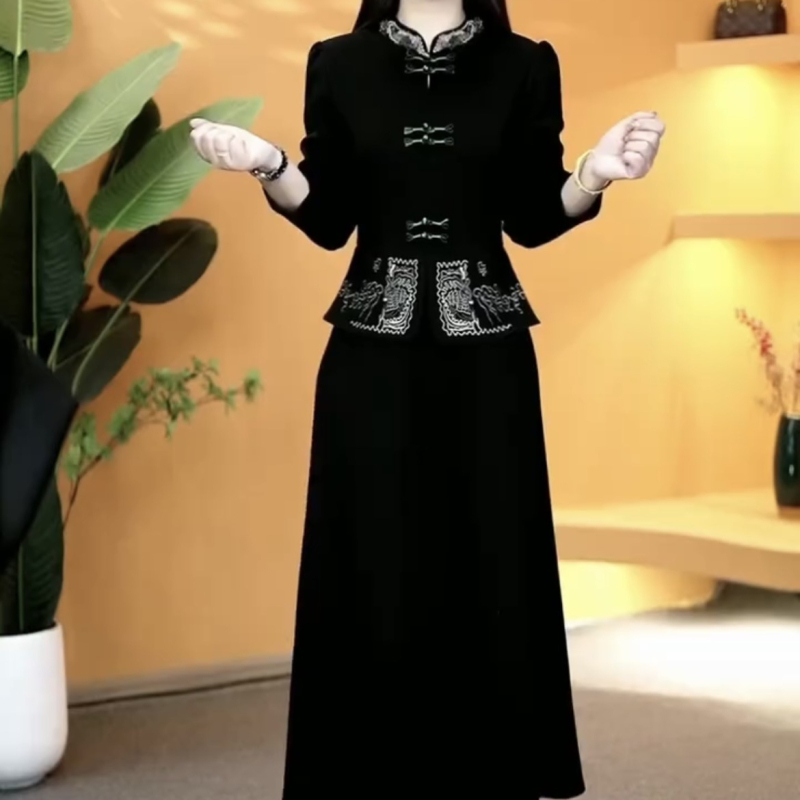 Rochie brodată, stil elegant, aspect de două piese fals, primăvara 2025, lungime midi