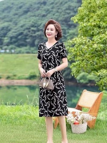 Haljina od ice silk s printom, A-linijski kroj, V-izrez, kratki rukavi