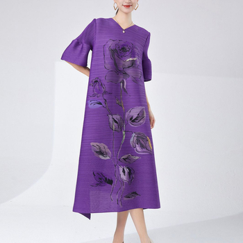 Cvjetno plisirana midi haljina, V-izrez, A-linijski kroj.