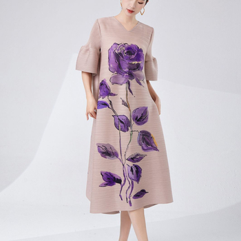 Cvjetno plisirana midi haljina, V-izrez, A-linijski kroj.