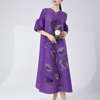 Cvjetno plisirana midi haljina, V-izrez, A-linijski kroj.