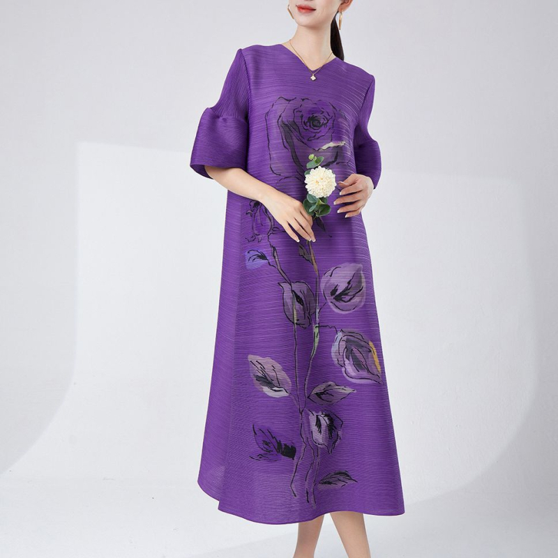 Cvjetno plisirana midi haljina, V-izrez, A-linijski kroj.