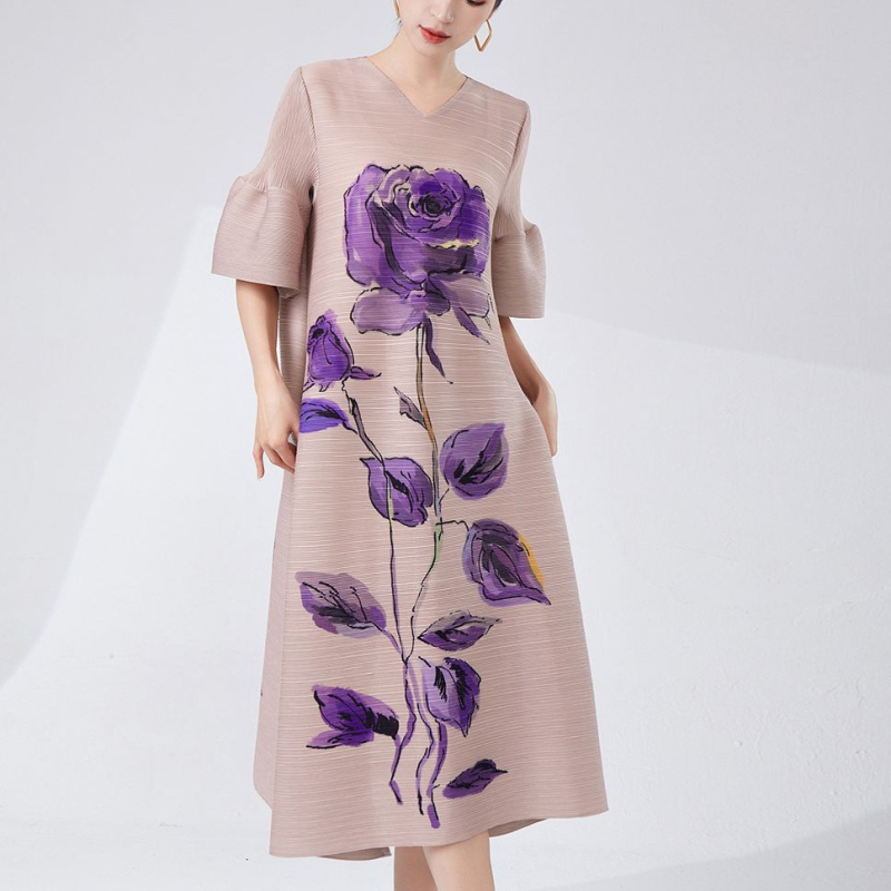 Cvjetno plisirana midi haljina, V-izrez, A-linijski kroj.