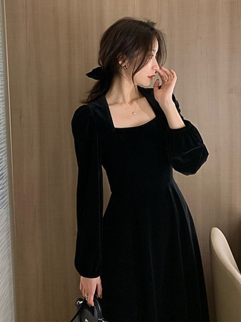 Baršunasta haljina A-linije s kvadratnim izrezom i rukavima lampastog kroja, srednje duljine