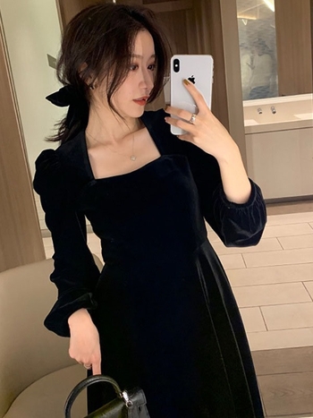 Baršunasta haljina A-linije s kvadratnim izrezom i rukavima lampastog kroja, srednje duljine