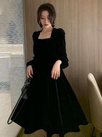 Baršunasta haljina A-linije s kvadratnim izrezom i rukavima lampastog kroja, srednje duljine