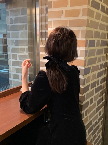 Baršunasta haljina A-linije s kvadratnim izrezom i rukavima lampastog kroja, srednje duljine