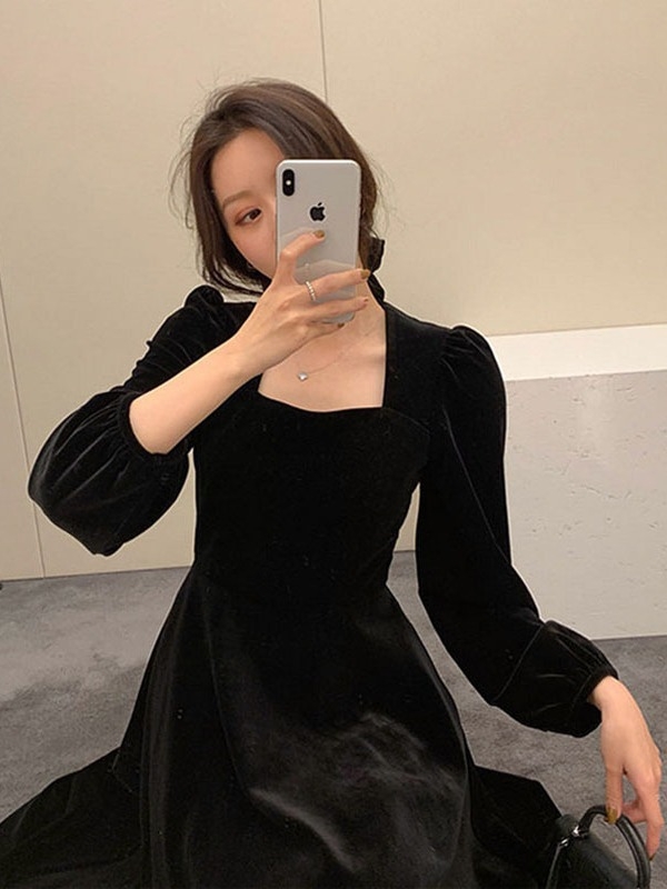 Baršunasta haljina A-linije s kvadratnim izrezom i rukavima lampastog kroja, srednje duljine