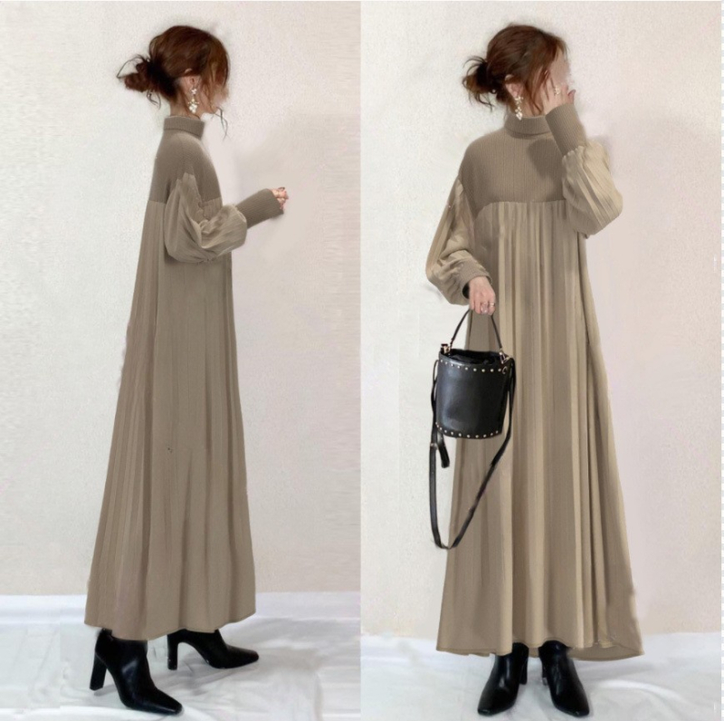 Rochie cu poliester întins, guler înalt, mâneci bufante, croială în A, lungă, stil japonean-coreean inspirat, model monocrom, sezonul de iarnă 2025.