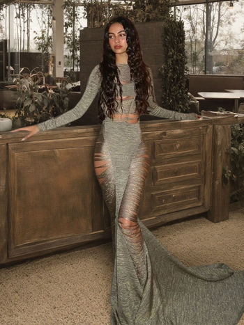 Duža haljina s dugim rukavima i otvorenim leđima, pleteni materijal, nesimetrična suknja, okrugli izrez, 80–90% poliester