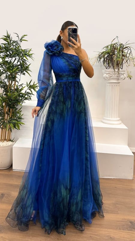 Haljina s jednim ramom od mrežastog tylla, apstraktni print, duga, široka silueta, srednji pojas, poliester 70–80% i 50–70%