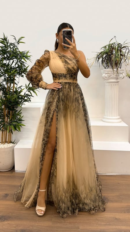 Haljina s jednim ramom od mrežastog tylla, apstraktni print, duga, široka silueta, srednji pojas, poliester 70–80% i 50–70%