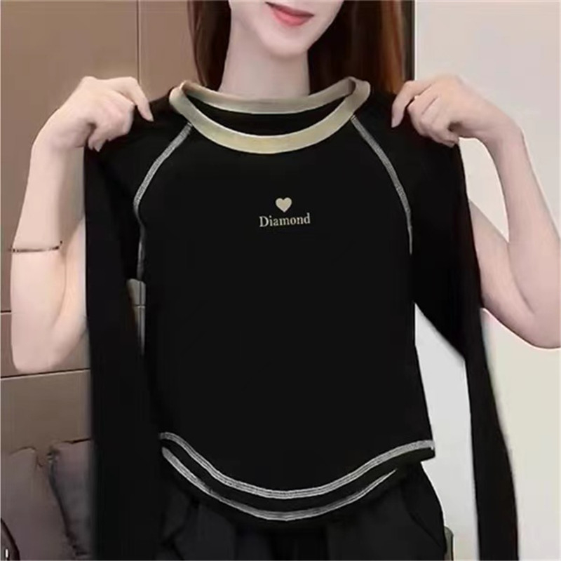 Ženski crni crop top s flisom, dugi rukavi, okrugli izrez, dizajn color-block