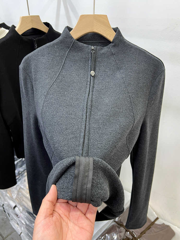Poliesterska majica s dugim rukavima i polu visokom ovratniku, širokog kroja, obična duljina 50-65 cm, 70-80% poliester