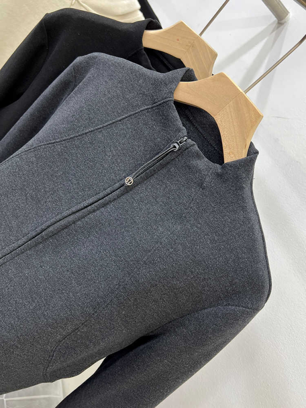 Poliesterska majica s dugim rukavima i polu visokom ovratniku, širokog kroja, obična duljina 50-65 cm, 70-80% poliester
