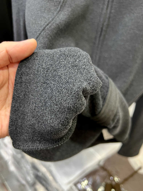 Poliesterska majica s dugim rukavima i polu visokom ovratniku, širokog kroja, obična duljina 50-65 cm, 70-80% poliester
