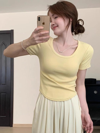 Τ‑Shirt Slim-Fit με σχέδιο δεξιού ώμου, κοντά μανίκια, λαιμόκοψη crew neck, μήκος 50–65 εκ